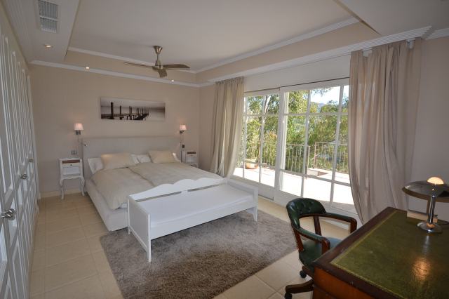 Dormitorio matrimonio con cama Junior.